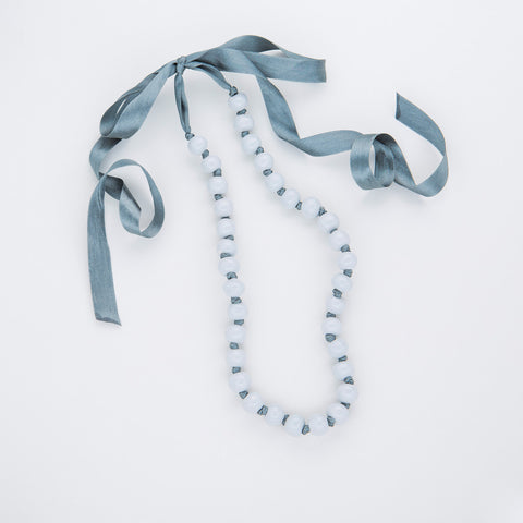 Halskette aus Keramik mit Stoffband